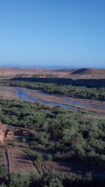 Ait Benhaddou ve kırmızı kil eski binalar. UNESCO miras mimarisi. Fas Köyü 