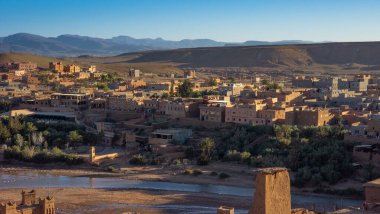 Ait Benhaddou ve kırmızı kil eski binalar. UNESCO miras mimarisi. Fas Köyü 