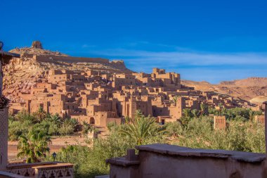 Ait Benhaddou, Fas Köyü, kırmızı kil binalar. 