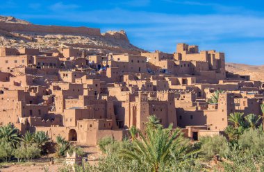 Ait Benhaddou, Fas Köyü, kırmızı kil binalar. 