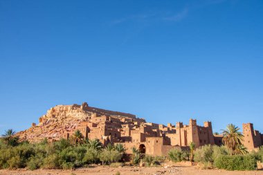 Ait Benhaddou, Fas Köyü, kırmızı kil binalar. 
