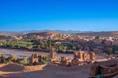 Fas 'taki köy, Ait Benhaddou, kırmızı kil binalar. 