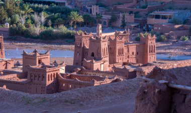 UNESCO miras mimarisi. Kırmızı kil binalı Ait Benhaddou köyü. Fas 