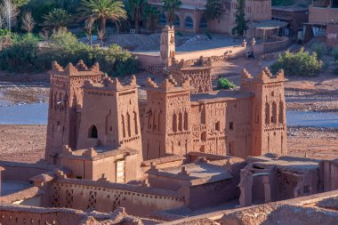 UNESCO miras mimarisi. Kırmızı kil binalı Ait Benhaddou köyü. Fas 