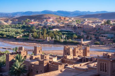Fas 'taki köy, Ait Benhaddou, kırmızı kil binalar. 