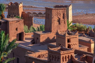 UNESCO miras mimarisi. Fas köyü Ait Benhaddou ve kırmızı kil eski binalar. 