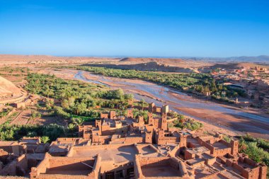 Ait Benhaddou, Fas, UNESCO dünya mirasında çamur tuğlası mimarisi 