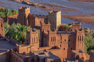 UNESCO miras mimarisi. Fas köyü Ait Benhaddou ve kırmızı kil eski binalar. 