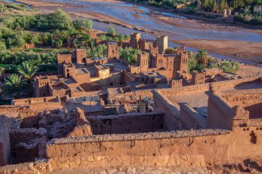 Ait Benhaddou, Fas Köyü, kırmızı kil binalar ve nehir buharı manzaralı. 