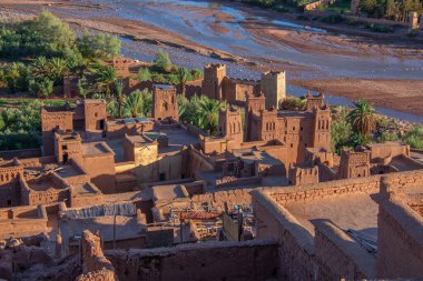 Fas 'taki köy, Ait Benhaddou, kırmızı kil binalar. 