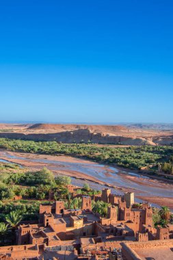 Ait Benhaddou, Fas Köyü, kırmızı kil binalar ve nehir buharı manzaralı. 