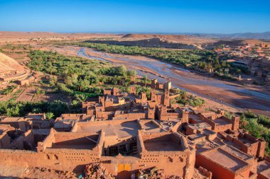 Ait Benhaddou, Fas Köyü, kırmızı kil binalar ve nehir buharı manzaralı. 