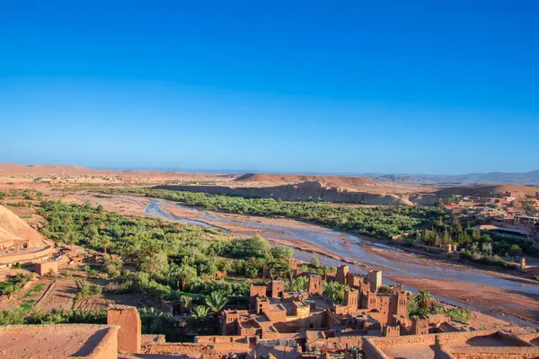 Ait Benhaddou, Fas Köyü, kırmızı kil binalar ve nehir buharı manzaralı. 