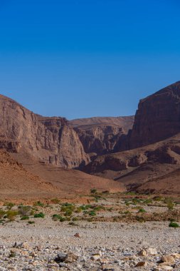 Fas Anti-Atlas Dağları açık mavi gökyüzünde 