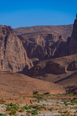 Fas Anti-Atlas Dağları açık mavi gökyüzünde 