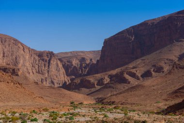 Fas 'taki Anti-Atlas Dağları ve açık mavi gökyüzü 