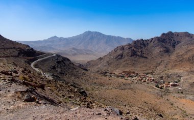 Tafraoute kasabasından görülen Fas Yüksek Atlas Dağları