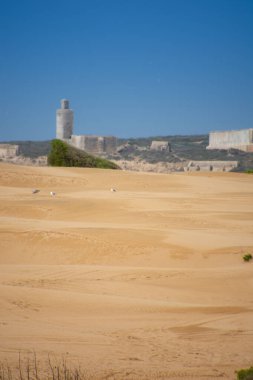 Fas 'ın Essaouira şehrinde kumlu kum tepeleri ve etnik mimarisi var. 