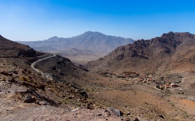 Tafraoute kasabasından görülen Fas Yüksek Atlas Dağları
