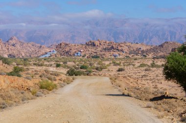 Tafraoute kasabasından görülen Fas Yüksek Atlas Dağları