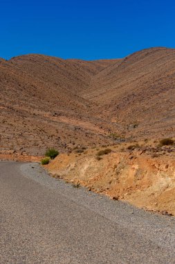 Fas Yüksek Atlas Dağları ve Tafraoute kasabasına giden yol