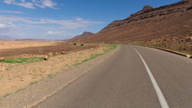 Atlas Dağları boyunca Fas çölünde uzun bir yol var.