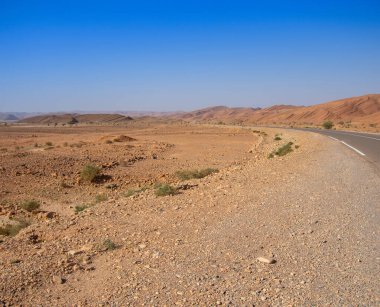 Fas Yüksek Atlas Dağları ve Tafraoute kasabasına giden yol