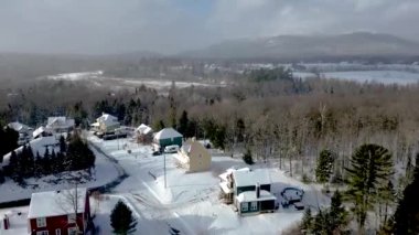Bir kar yağışı sırasında kışın Kanada kırsalında uçmak.