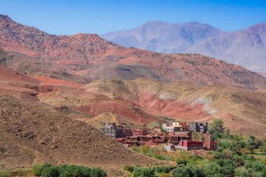 Dağlardaki köyün güzel manzarası, Col du Tichka