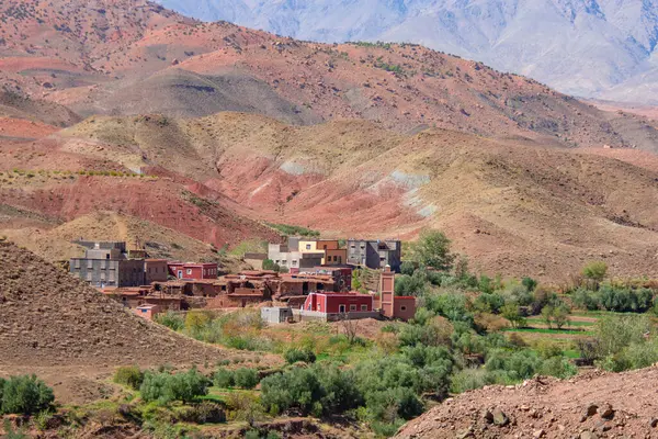 Dağlardaki köyün güzel manzarası, Col du Tichka