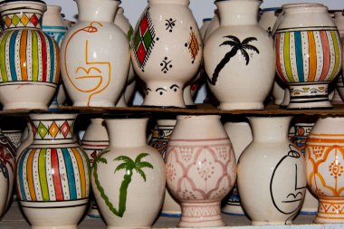 Güzel Fas çömlekleri ülkenin çarşılarından birinde