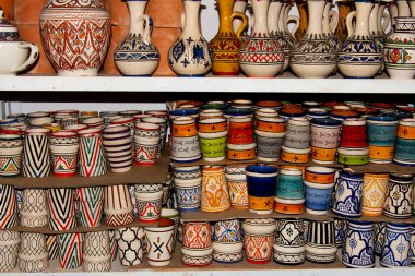 Güzel Fas çömlekleri ülkenin çarşılarından birinde