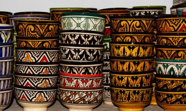 Güzel Fas çömlekleri ülkenin çarşılarından birinde