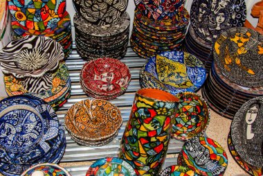 Güzel Fas çömlekleri ülkenin çarşılarından birinde