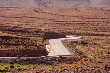 Zagora ve Tata şehirleri arasındaki Fas ovasında bir kanyon.