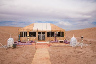 Fas 'taki Sahra Çölü' nde lüks bir ordugâh, Chegaga Kumulları.