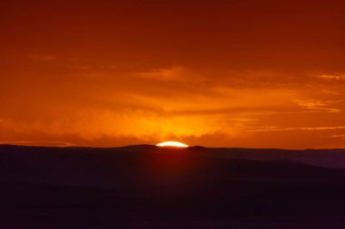 Dağlarda gün batımı doğa manzarası 