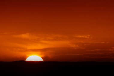 Akşam günbatımında doğa manzarası 