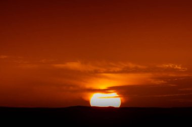 Akşam günbatımında doğa manzarası 