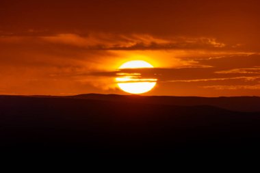Akşam günbatımında doğa manzarası 
