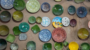 Güzel Fas çömlekleri ülkenin çarşılarından birinde