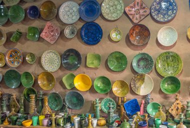 Güzel Fas çömlekleri ülkenin çarşılarından birinde