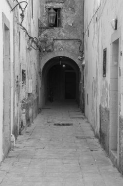 Fas 'ın güzel Essaouira kasabasında küçük bir sokakta siyah beyaz