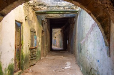 30 Ekim 2024 Essaouira, Fas. Bu güzel kasabada küçük bir sokak.