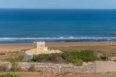 Fas kırsalının deniz manzarası Safi bölgesinde yol boyunca görüldü.