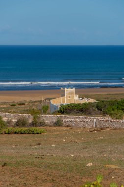 Fas kırsalının deniz manzarası Safi bölgesinde yol boyunca görüldü.