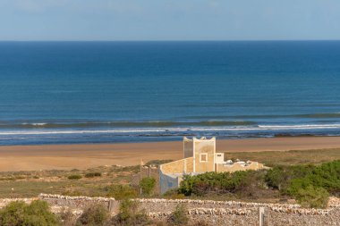 Fas kırsalının deniz manzarası Safi bölgesinde yol boyunca görüldü.