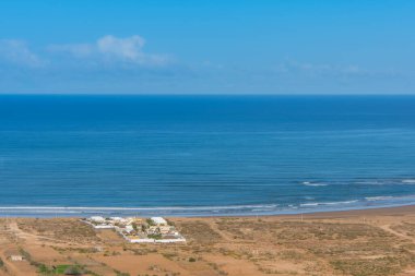 Fas kırsalının deniz manzarası Safi bölgesinde yol boyunca görüldü.