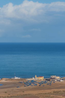 Fas kırsalının deniz manzarası Safi bölgesinde yol boyunca görüldü.