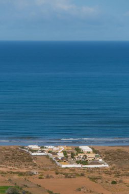 Fas kırsalının deniz manzarası Safi bölgesinde yol boyunca görüldü.